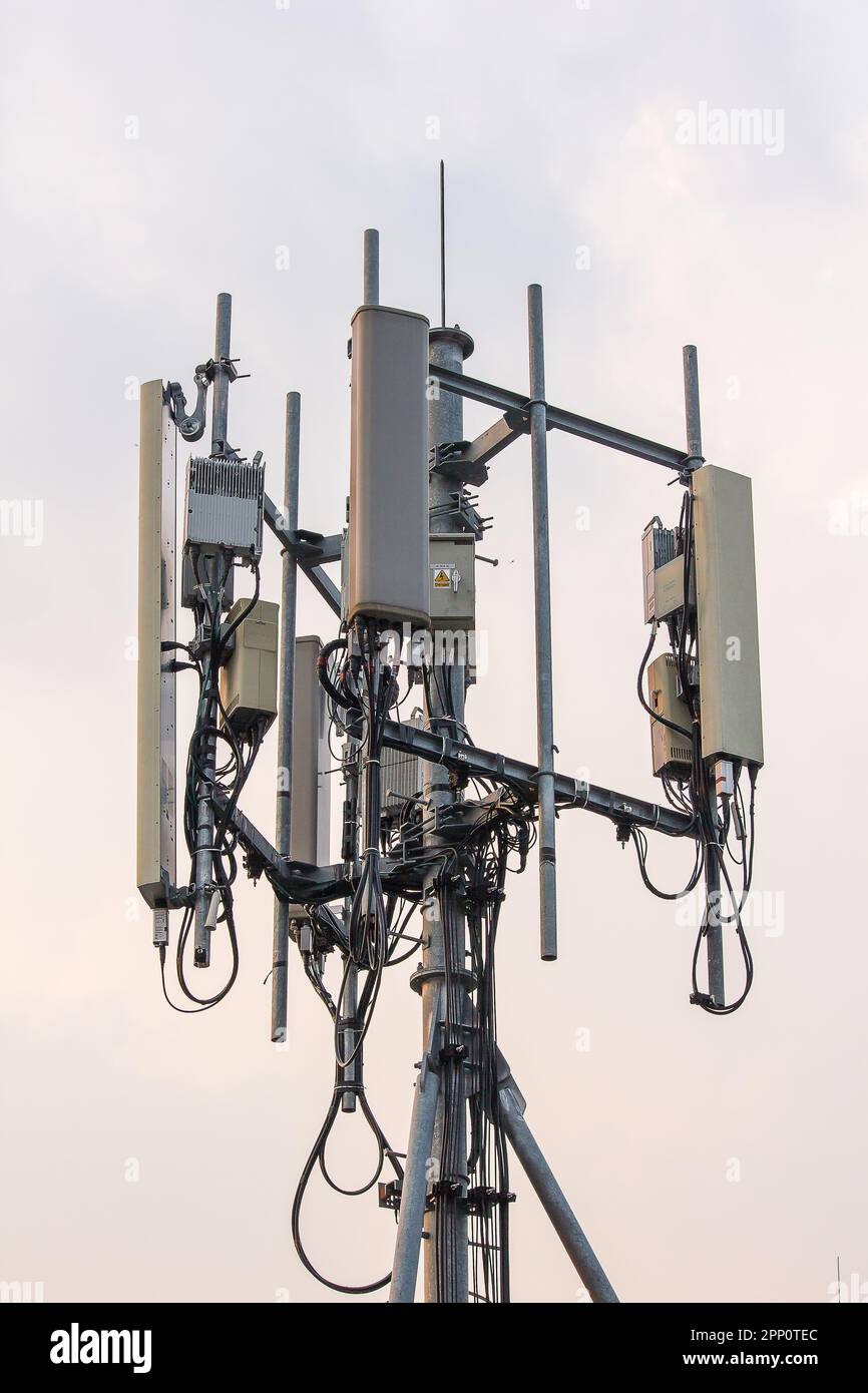Antenna a pannello installata su montanti in acciaio in edifici alti della città Foto Stock