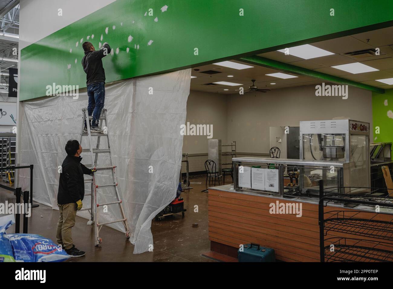 Everett, Stati Uniti. 19th Apr, 2023. La foto mostra l'operaio che lavora nel negozio Walmart che si sta chiudendo, simboleggiando la fine di un'era e l'inizio di una nuova fase di sviluppo nella zona. (Foto di Chin Hei Leung/SOPA Images/Sipa USA) Credit: Sipa USA/Alamy Live News Foto Stock