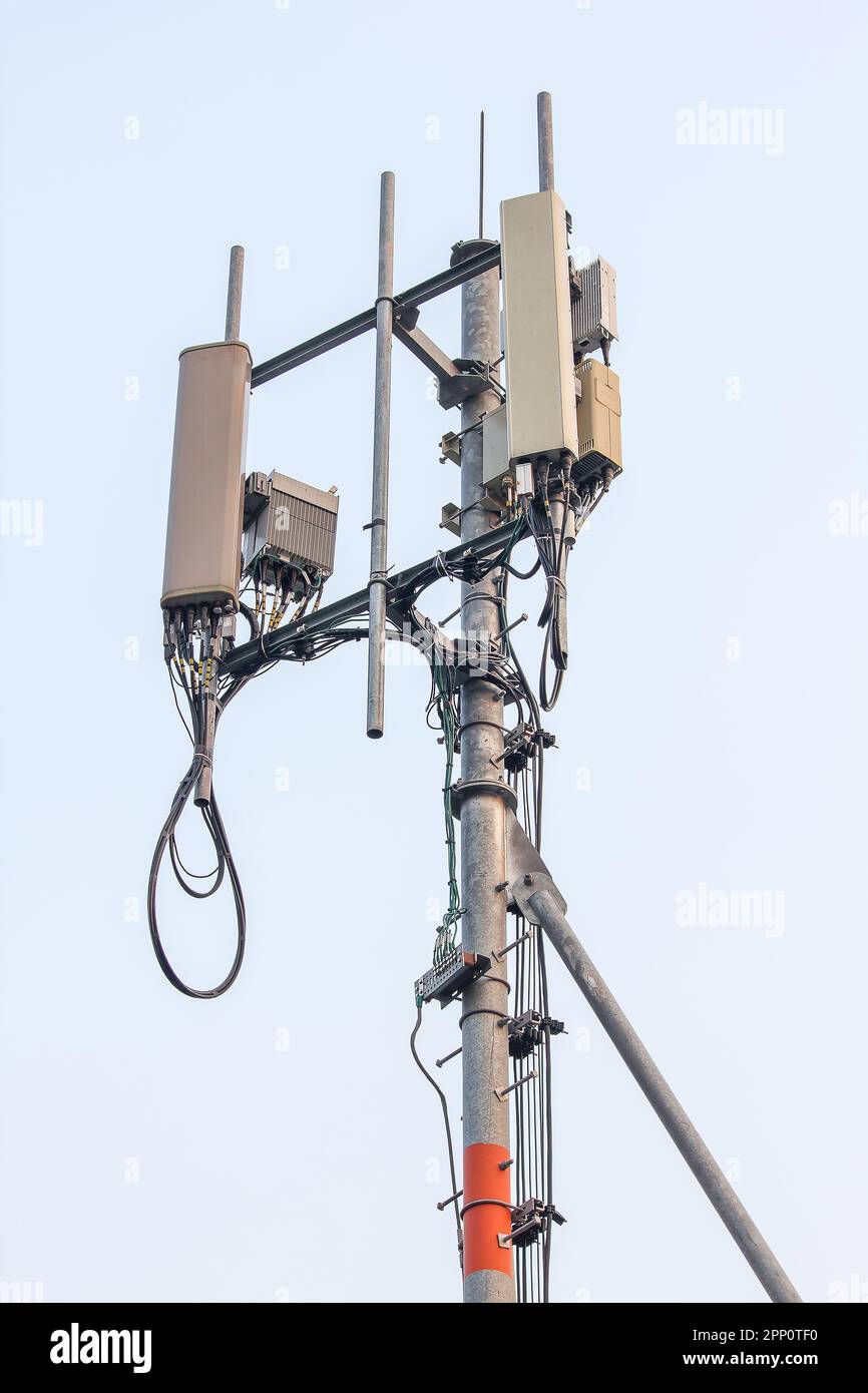 Antenna a pannello installata su montanti in acciaio in edifici alti della città Foto Stock