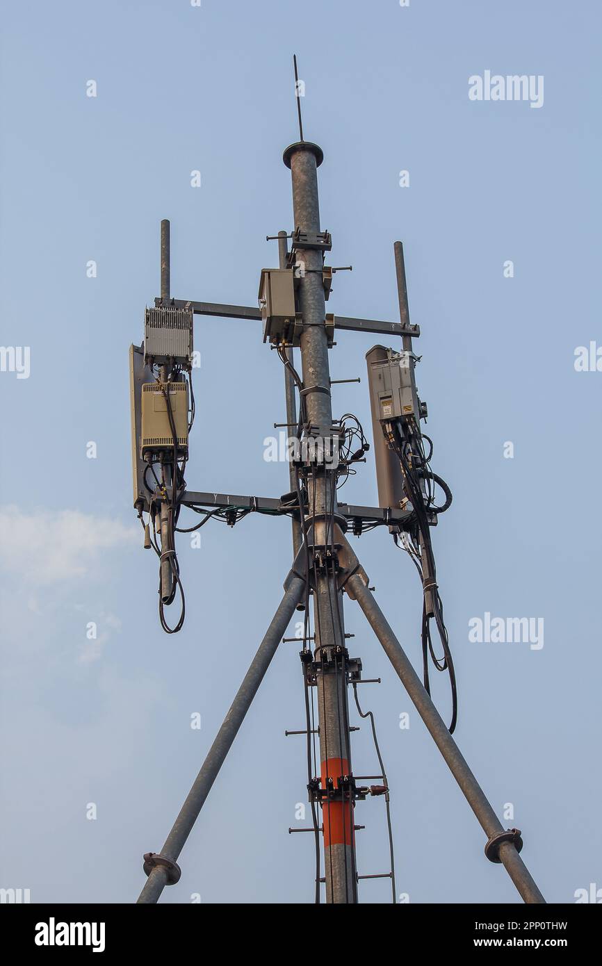 Antenna a pannello installata su montanti in acciaio in edifici alti della città Foto Stock