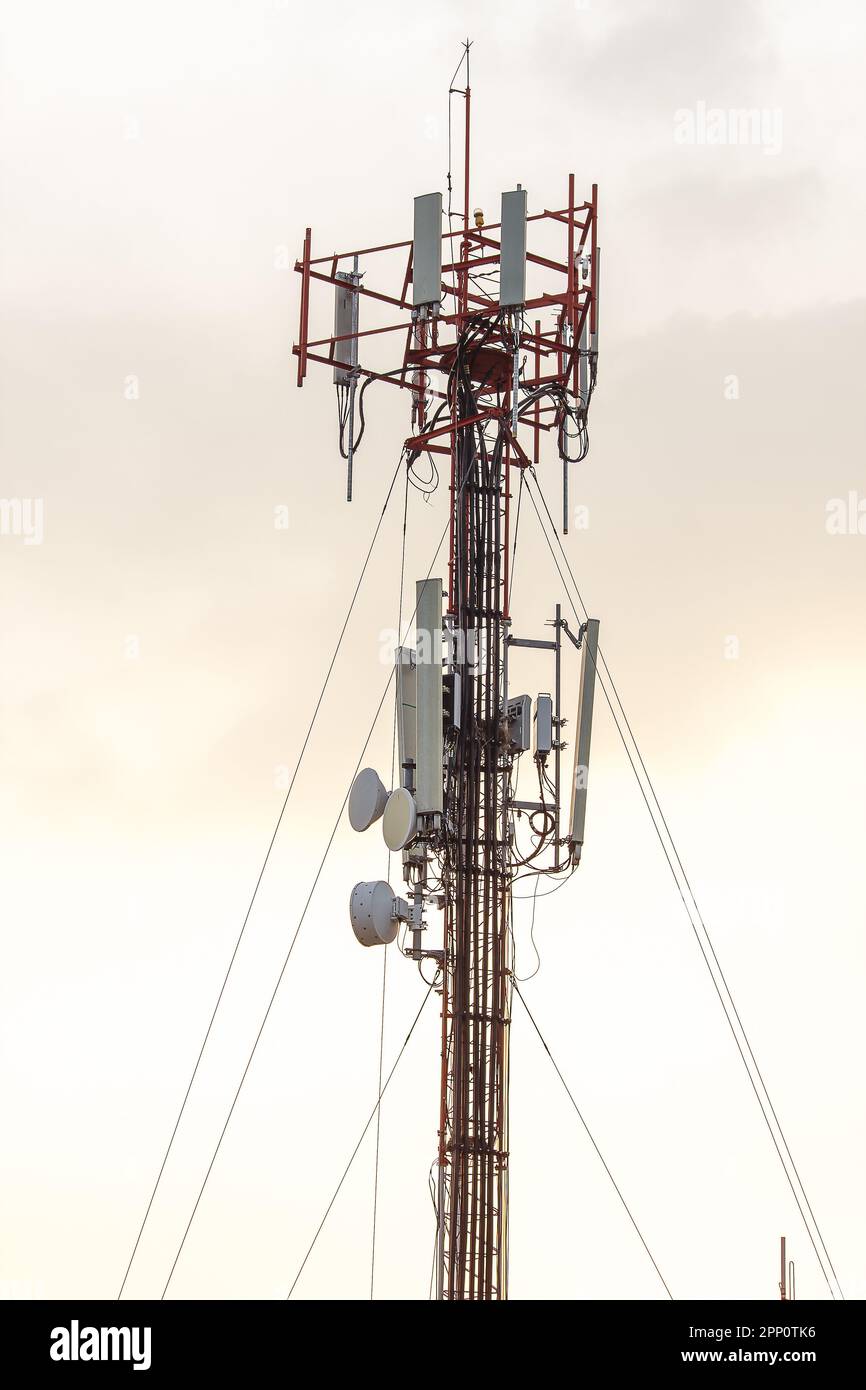 Antenna a pannello installata su montanti in acciaio in edifici alti della città Foto Stock