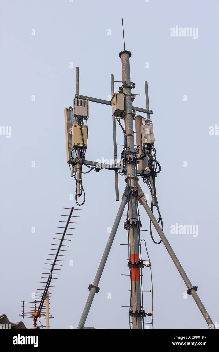 Antenna a pannello installata su montanti in acciaio in edifici alti della città Foto Stock