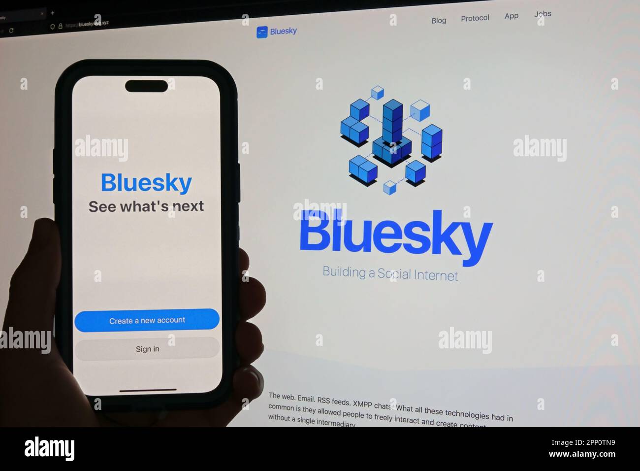 San Francisco, California / USA - 20 aprile 2023: Vengono mostrati il sito web e l'app per la piattaforma Bluesky, un social network decentralizzato. Foto Stock