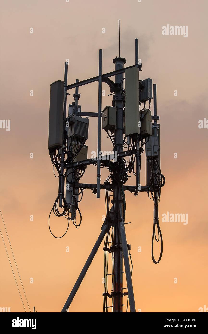 Antenna a pannello installata su montanti in acciaio in edifici alti della città Foto Stock