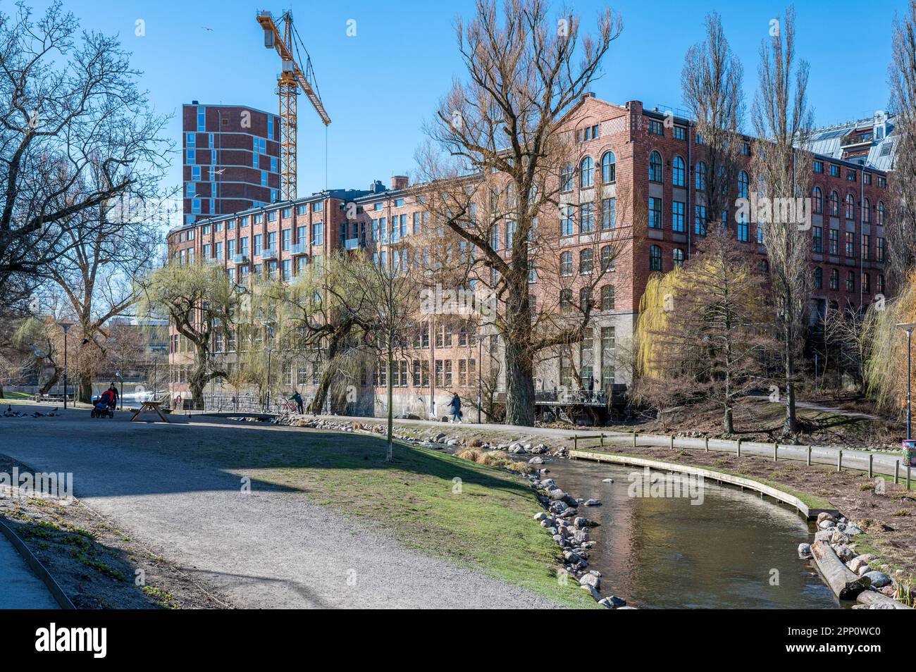 Parco sul lungomare Strömparken durante la primavera a Norrköping. Norrkoping è una storica città industriale della Svezia Foto Stock