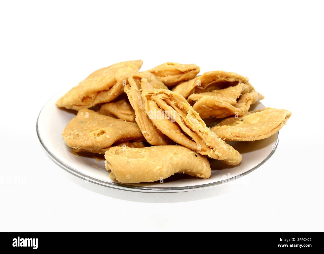 Nimki, croccante flaky flavoreds snack salato. Namak para su sfondo bianco. A strati o strisce Mathri o mathiya è una ricetta popolare di spuntino che la gente e. Foto Stock