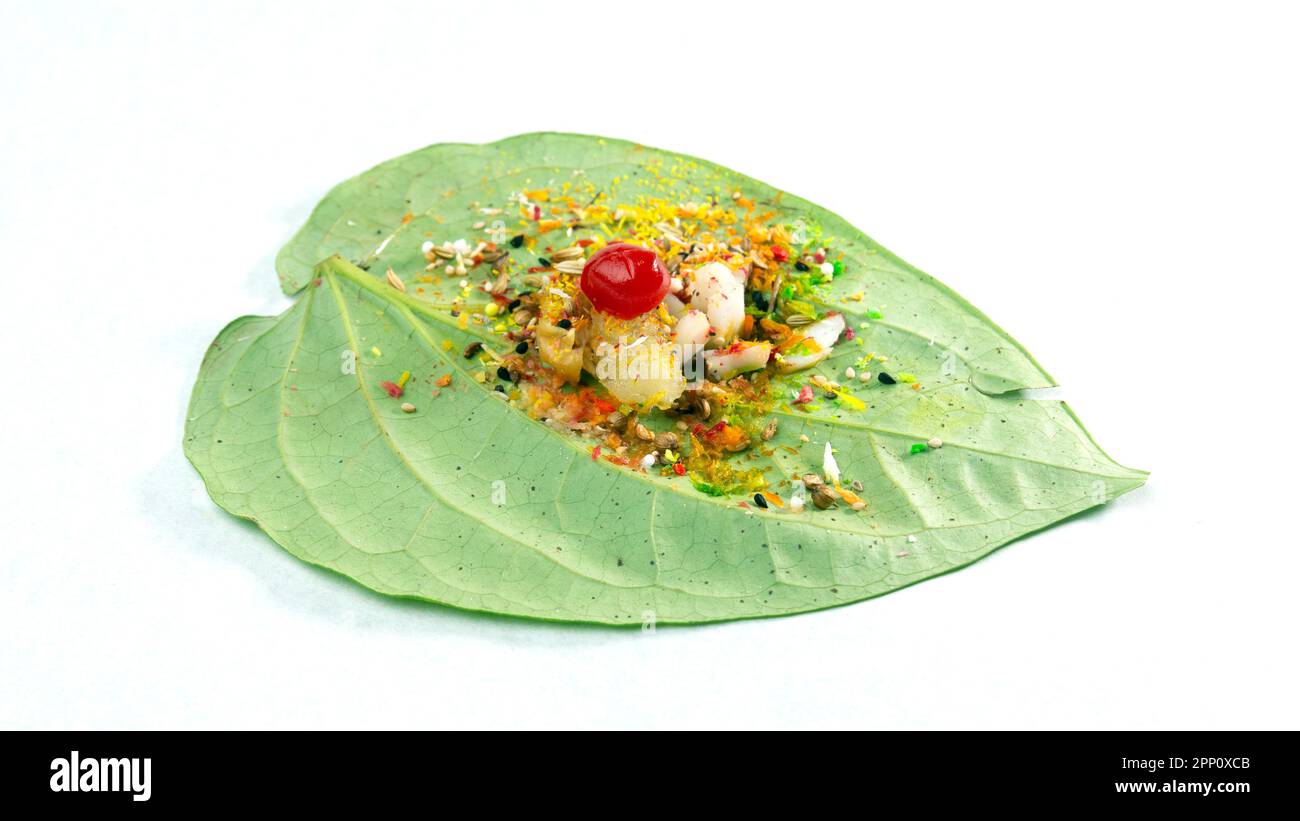 Verde foglia di betel dolce commestibile isolata su fondo bianco. La foglia di Betel fresca è popolare nel festival culturale del Sud-Est asiatico. Le spezie sono Coconu Foto Stock