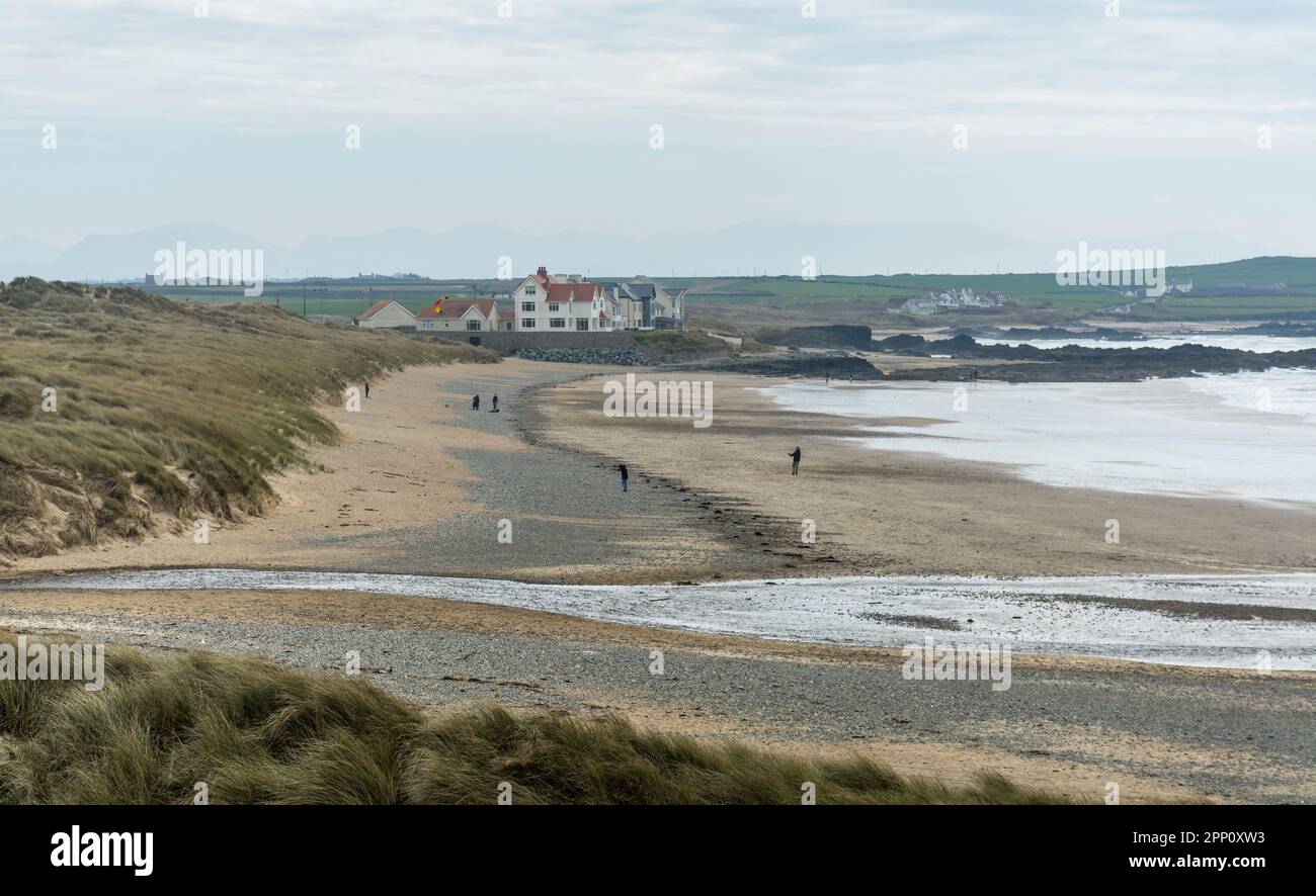 Vista sulla spiaggia di Traeth Llydan, Rhosneigr, Anglesey, Galles del Nord, Regno Unito. Taken on 4th April 2023. Foto Stock