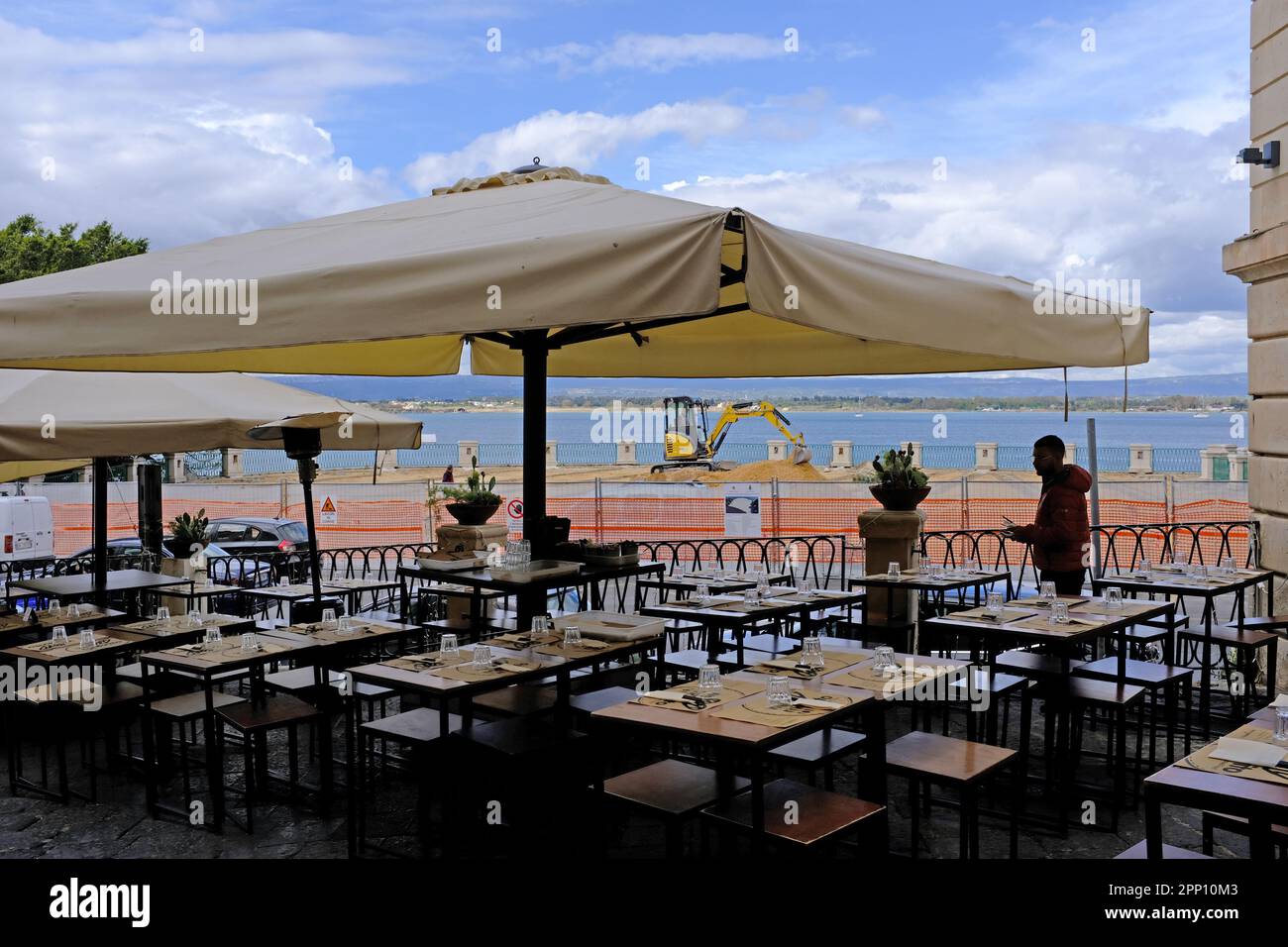 Costruzione, lavori di costruzione dietro un ristorante, caffè aperto al mattino. Foto Stock