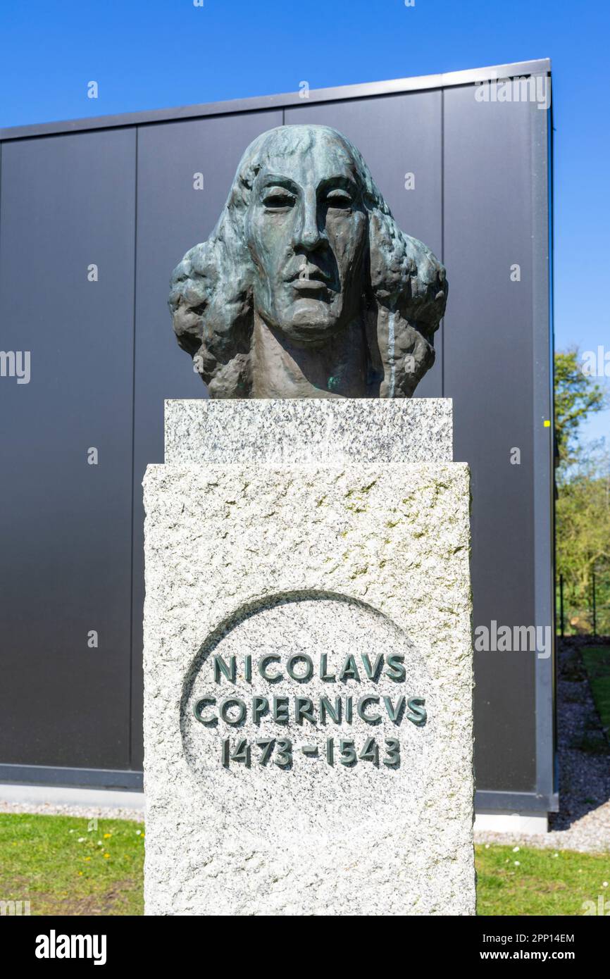 Jodrell Bust of Nicolaus Copernicus bust di fronte allo Star Pavilion presso l'Osservatorio Jodrell Bank vicino a Holmes Chapel Cheshire Inghilterra Regno Unito Europa Foto Stock