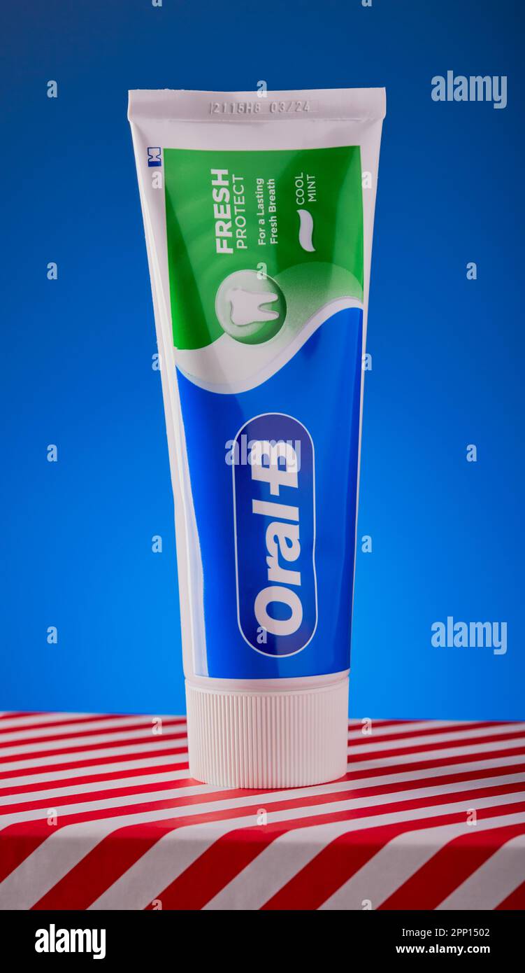 Un primo piano di un dentifricio Elmex per bambini in una scatola Foto  stock - Alamy