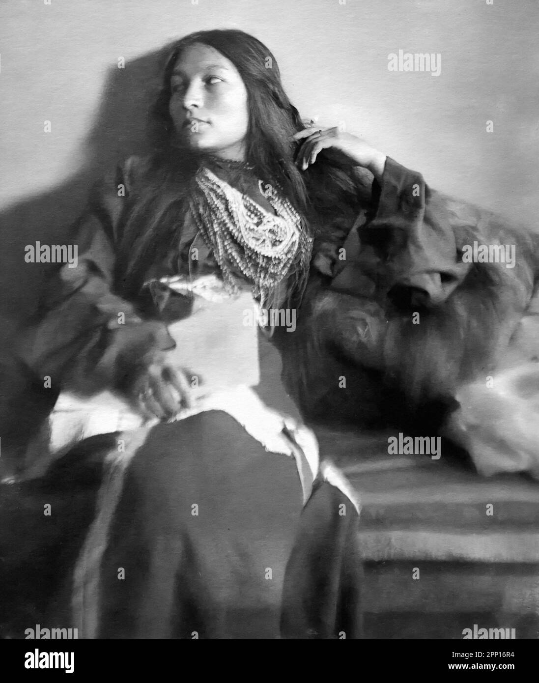 Zitkala-Ša (1876-1938), ritratto dell'attivista e scrittore nativo americano di Joseph Turner Keiley, 1898 Foto Stock