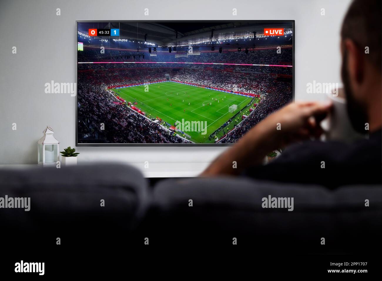Uomo che guarda una partita di calcio sulla smart TV. Trasmissione di calcio dal vivo. ROSARIO, ARGENTINA - 18 DICEMBRE 2022. Foto Stock