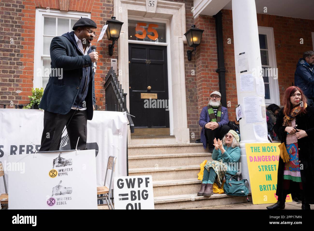 Ben Okri, autore vincitore del premio Booker, legge dal suo libro di poesie e saggi 'Tiger Work' ai manifestanti del cambiamento climatico il primo giorno di "The Big One" di Extinction Rebellion a Tufton Street, il 21st aprile 2023, a Londra, Inghilterra. Ben Okri è un poeta e romanziere nigeriano-britannico, considerato uno dei più importanti autori africani nelle tradizioni post-moderne e post-coloniali. Foto Stock