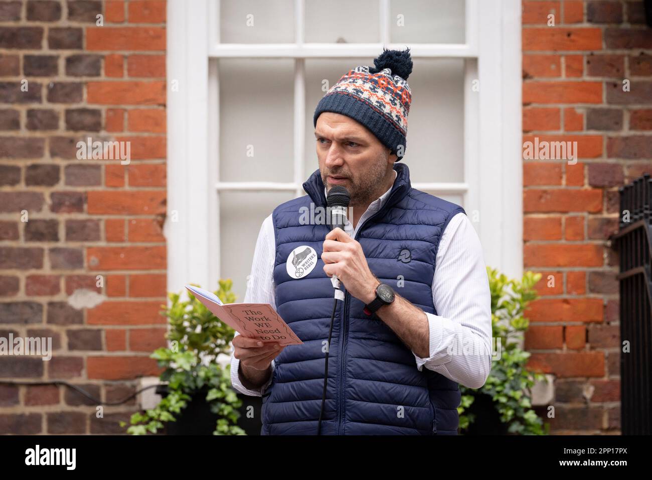 Ben Okri, autore vincitore del premio Booker, legge dal suo libro di poesie e saggi 'Tiger Work' ai manifestanti del cambiamento climatico il primo giorno di "The Big One" di Extinction Rebellion a Tufton Street, il 21st aprile 2023, a Londra, Inghilterra. Ben Okri è un poeta e romanziere nigeriano-britannico, considerato uno dei più importanti autori africani nelle tradizioni post-moderne e post-coloniali. Foto Stock