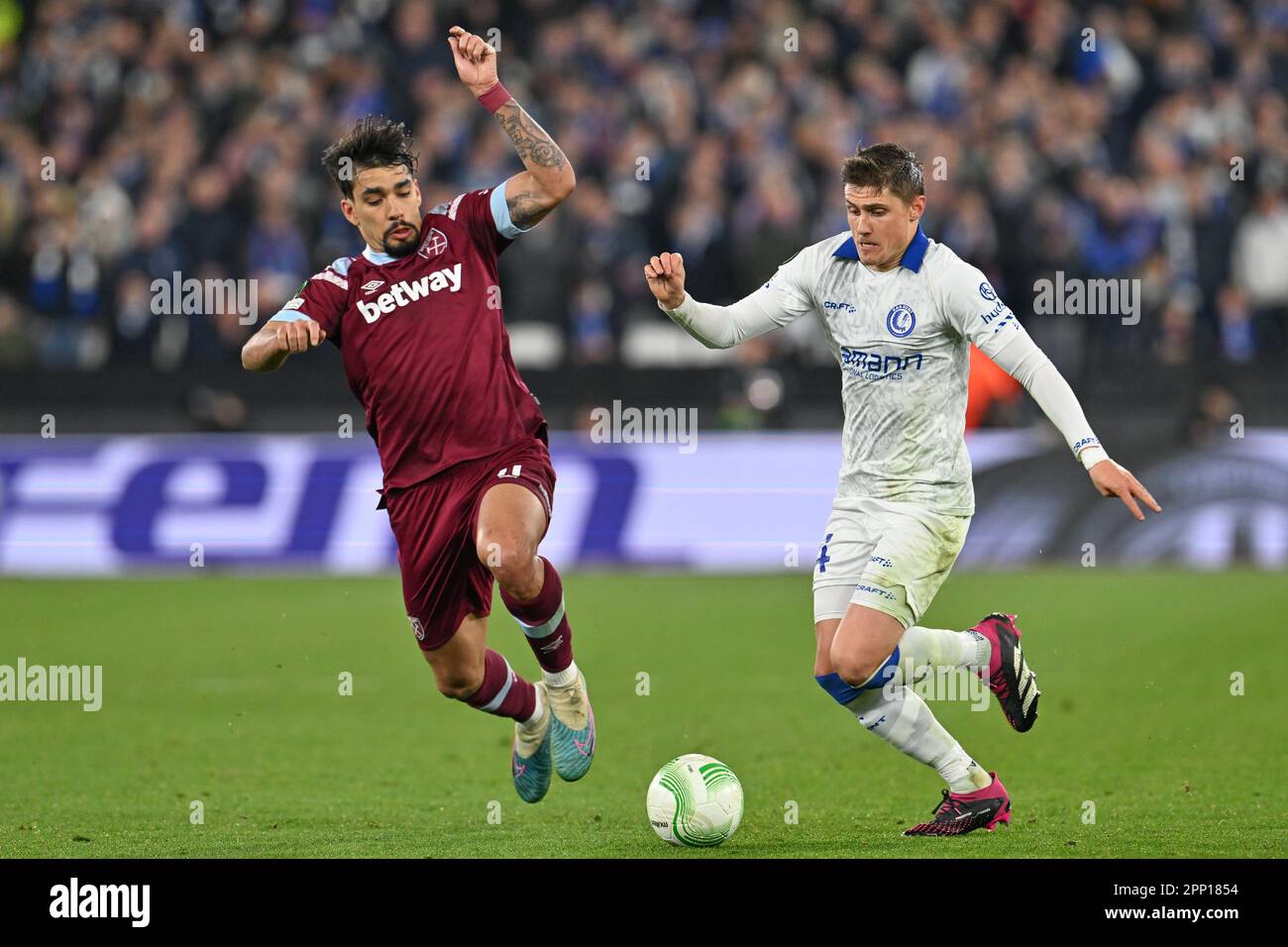 Lucas Paqueta di West Ham ha immaginato la lotta per la palla con Alessio Castro-Montes di Gent durante una partita di calcio tra West Ham United e AA Gent durante la seconda tappa della finale di quarto nella UEFA Conference League per la stagione 2022-2023 , Giovedì 20 aprile 2023 a Londra , Inghilterra . PHOTO SPORTPIX | David Catry Foto Stock