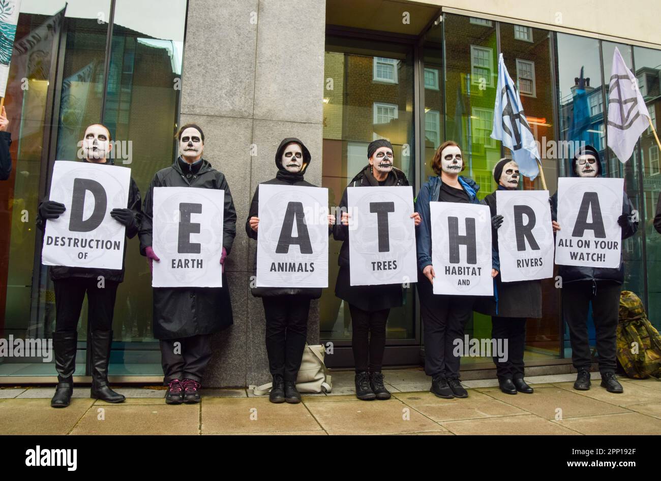 Londra, Inghilterra, Regno Unito. 21st Apr, 2023. I manifestanti hanno dei segnali che indicano DEATHRA al di fuori del DEFRA (Dipartimento per l'ambiente, l'alimentazione e gli affari rurali) mentre la ribellione di estinzione inizia la loro protesta di 4 giorni chiedendo che il governo si allontani dai combustibili fossili e agisca contro la crisi climatica. (Credit Image: © Vuk Valcic/ZUMA Press Wire) SOLO PER USO EDITORIALE! Non per USO commerciale! Credit: ZUMA Press, Inc./Alamy Live News Foto Stock