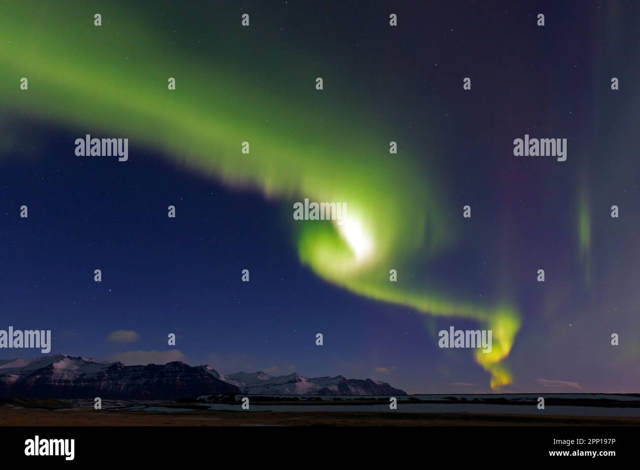 Aurora boreale / luci polari, fenomeno meteorologico che mostra la luce naturale su Hornafjörður in inverno, Austurland, Islanda Foto Stock