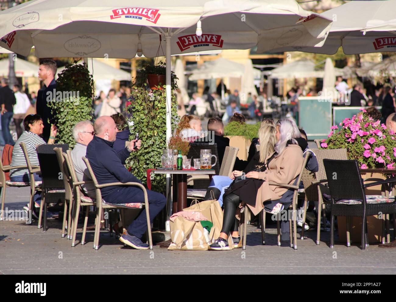 Cracovia. Cracovia. Polonia. Turisti in una piazza principale mercato caffè giardino estivo. Foto Stock