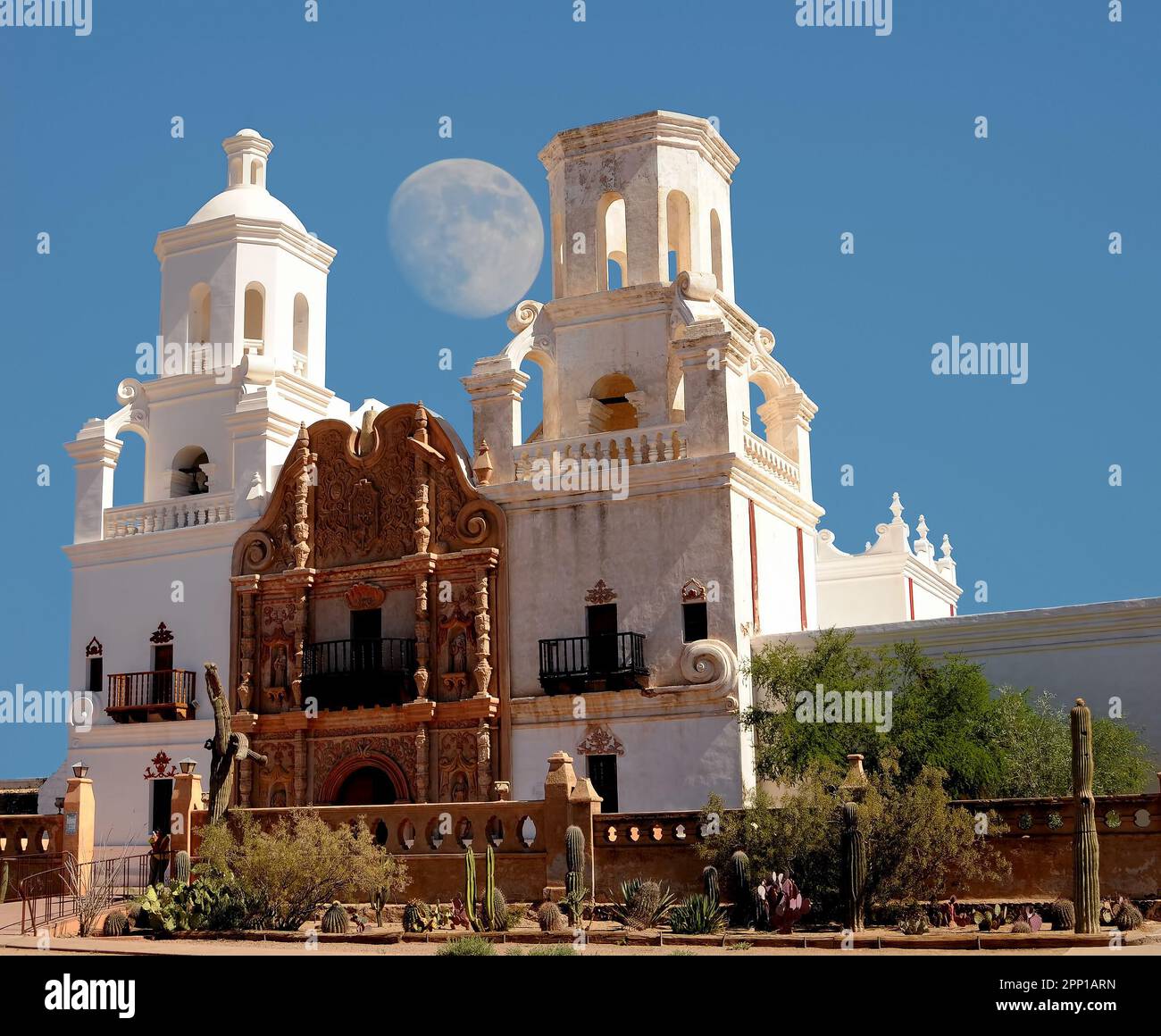 Missione spagnola San Xavier moon rise iniziata nel 1692 dai missionari spagnoli nelle Americhe Foto Stock