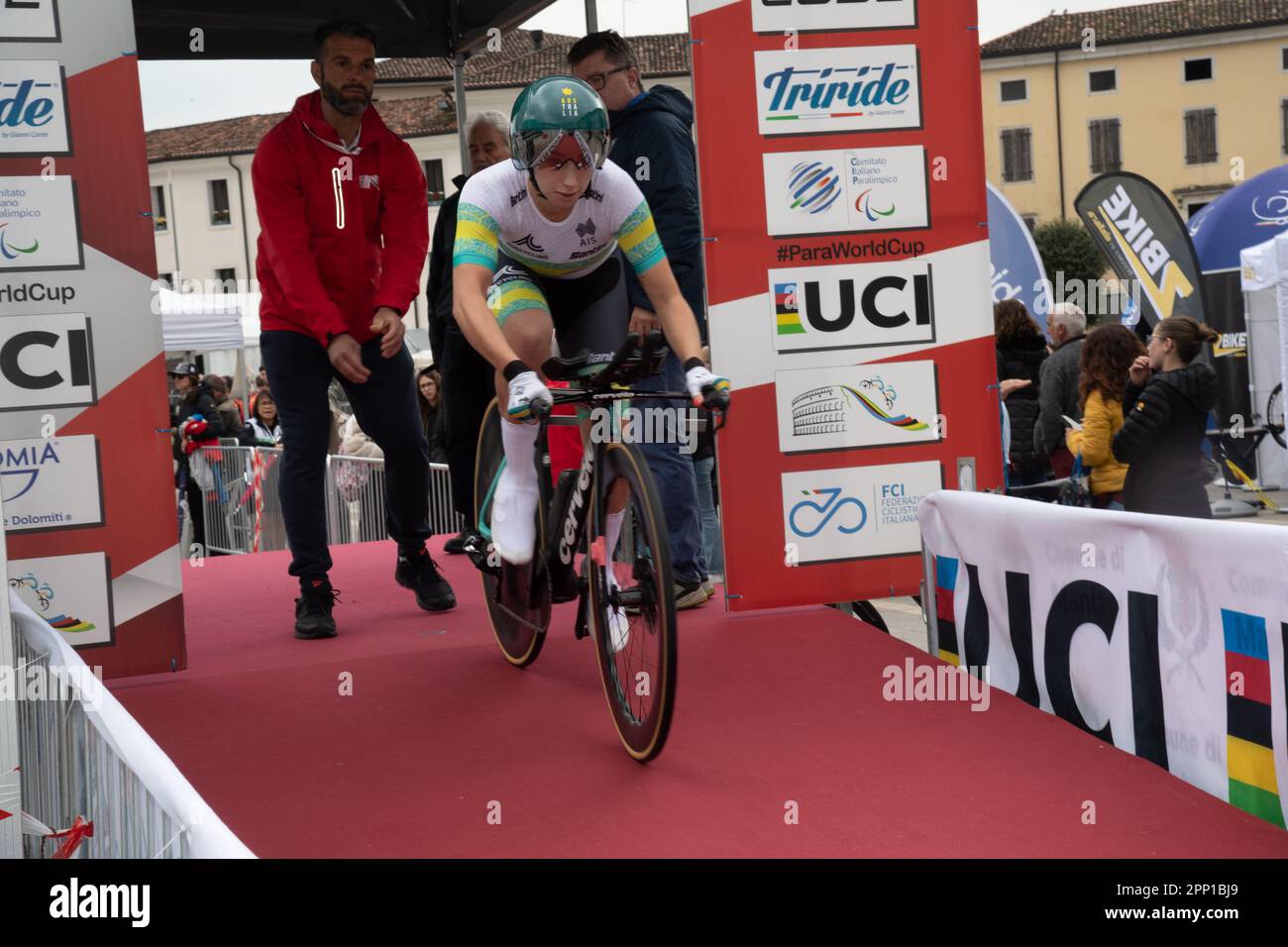 Paige Greco dell'Australia sulla rampa di partenza. UCI World Cup, Individual Time Trial, Maniago, Italia, 21 aprile 2023, Gibson/Alamy Live News Foto Stock
