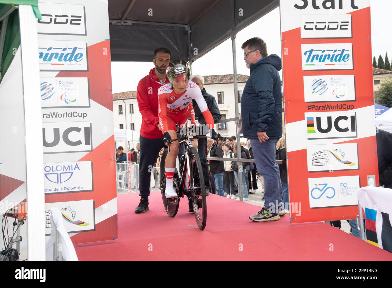 Campione Paralimpico del Giappone Keiko Sugiero sulla rampa di partenza per la sua gara WC3. UCI World Cup, Individual Time Trial, Maniago, Italia, 21 aprile 2023, Gibson/Alamy Live News Foto Stock