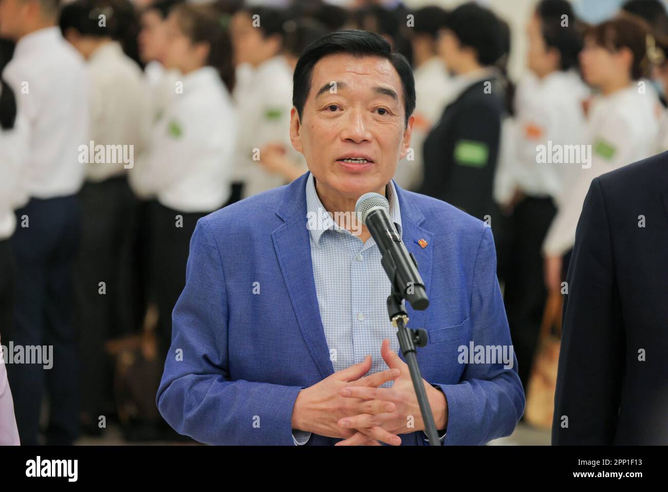 Henry Fan Hung-ling, Presidente dell'autorità ospedaliera, dà un discorso per dare il benvenuto ai partecipanti ai programmi di visita dei talenti della Greater Bay Area Healthcare presso la West Kowloon Station di Hong Kong. 17APR23 SCMP / Jelly TSE Foto Stock