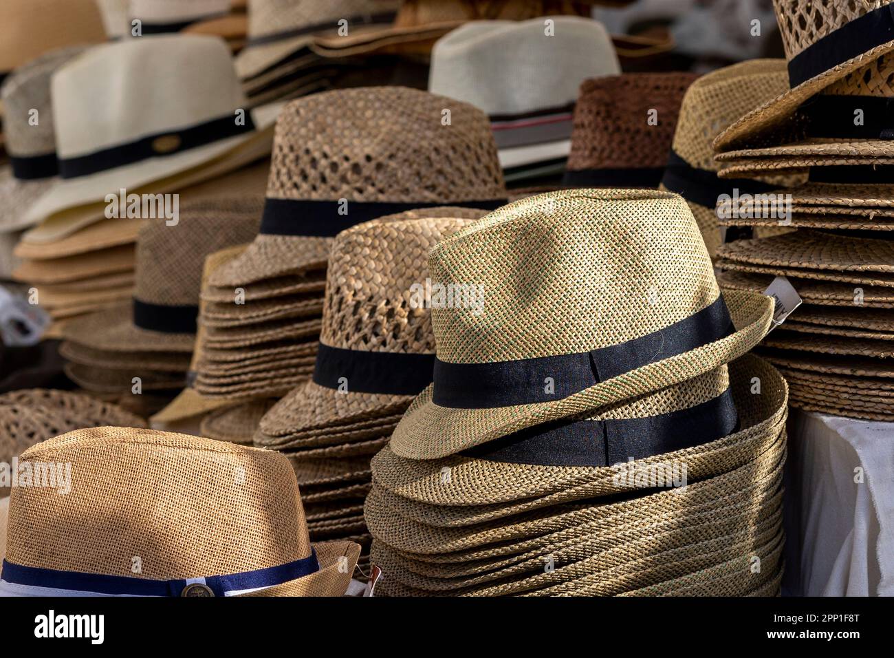 Primo piano dei cappelli di paglia spagnoli in vendita in un festival Foto  stock - Alamy