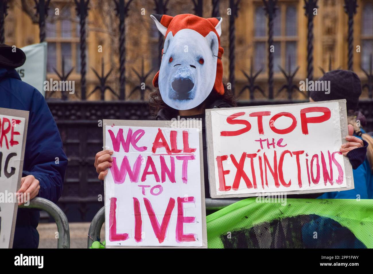 Londra, Regno Unito. 21st aprile 2023. I manifestanti si riuniscono in Piazza del Parlamento mentre la ribellione di estinzione inizia la loro protesta di 4 giorni chiedendo che il governo si allontani dai combustibili fossili e agisca contro la crisi climatica. Credit: Vuk Valcic/Alamy Live News Foto Stock