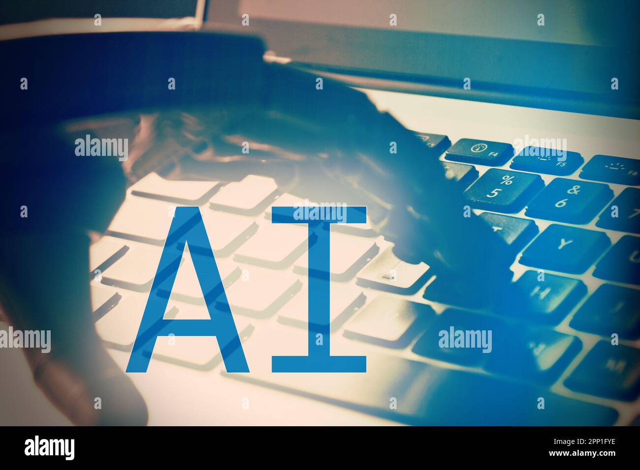 Mano del robot con il computer come sfondo , concetto di intelligenza artificiale. Foto Stock