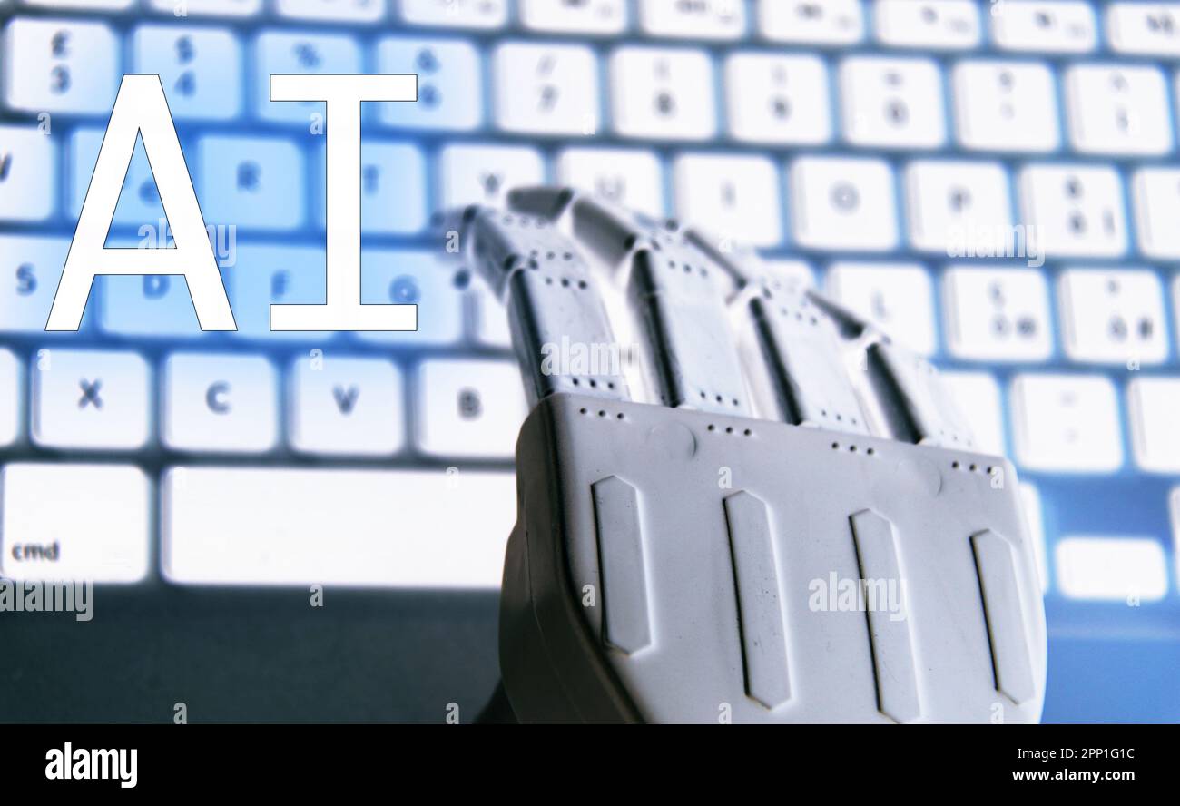 Mano del robot con il computer come sfondo , concetto di intelligenza artificiale. Foto Stock
