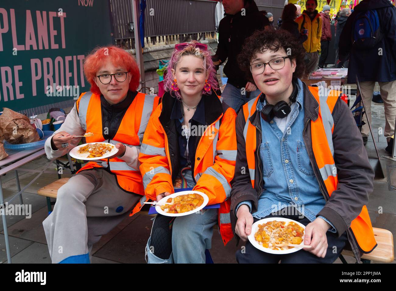 Westminster, Londra, Regno Unito. 21st aprile 2023. Just Stop Oil attivisti stavano facendo sensibilizzazione oggi al pubblico e si sono Uniti a migliaia di manifestanti della rivolta di estinzione fuori dal Parlamento. C'era anche Phoebe Plummer (al centro). Era una delle due manifestanti Just Stop Oil che hanno gettato due lattine di zuppa di pomodoro Heinz al dipinto di Van Gogh sui girasoli alla National Gallery di Londra. Credit: Maureen McLean/Alamy Live News Foto Stock