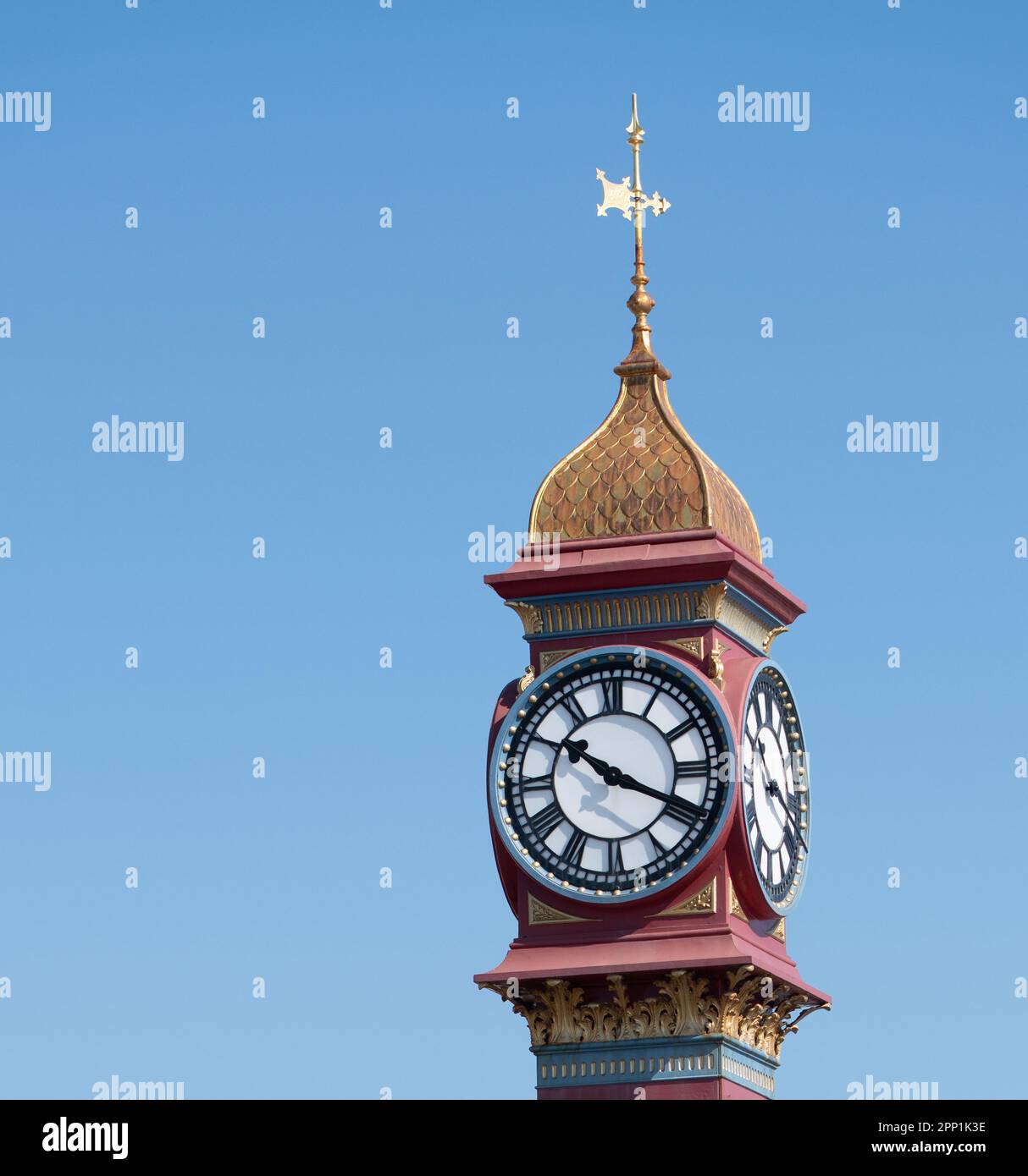 Foto della cima ornata della torre dell'orologio vittoriano sul lungomare di Weymouth. Foto Stock