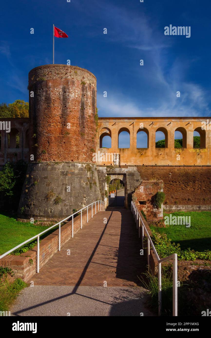 Pisa antica mura parco pubblico con bridge, fossato e la torre con la città vecchia bandiera rossa simbolo della Repubblica medievale Foto Stock