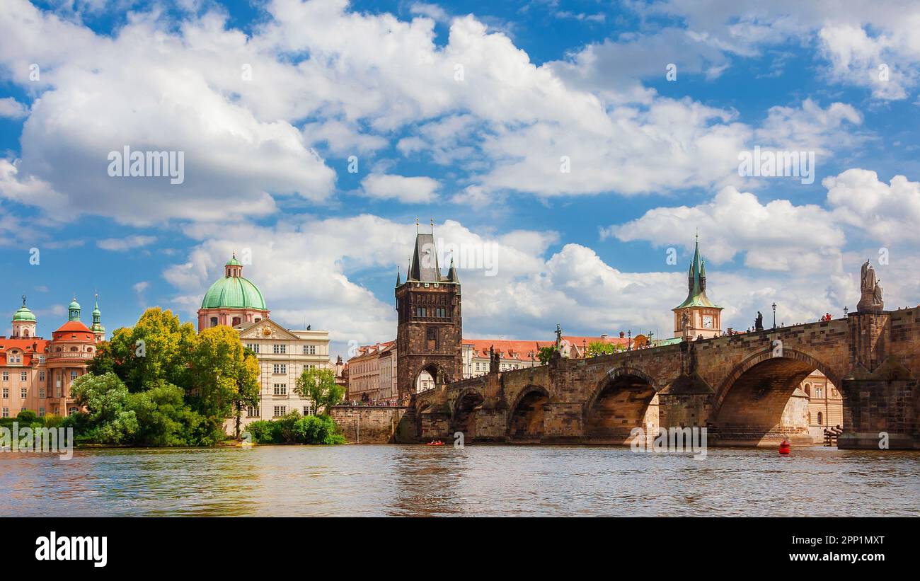 Ponte Carlo medievale sul fiume Moldava con la Torre del Ponte della Città Vecchia e la Torre dell'acqua a Praga Foto Stock