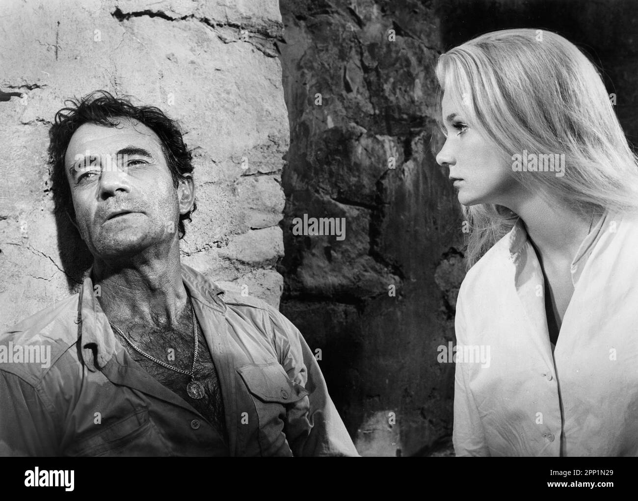 Gilbert Roland, Yvette Mimieux, on-set del film, 'The Reward', 20th Century-Fox, 1965 Foto Stock