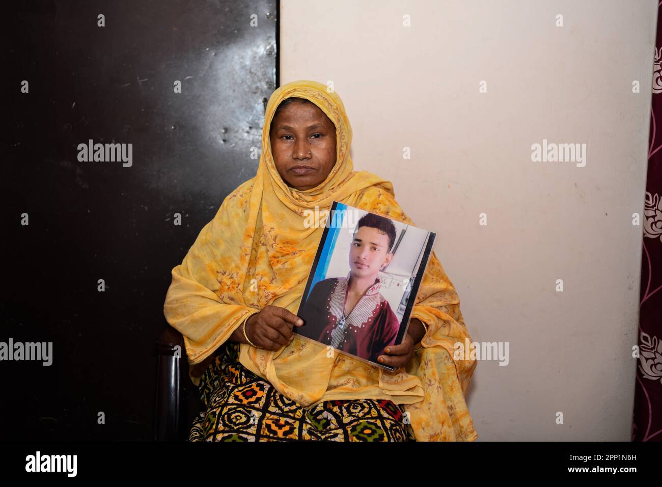 Il sopravvissuto al collasso di Rana Plaza Nilufa Begum (42) si pone per un ritratto con la gamba ferita alla sua residenza. Dieci anni fa, il 24th aprile 2013, il mondo è stato testimone di uno dei peggiori disastri industriali della storia, quando l'edificio di Rana Plaza in Bangladesh è crollato, uccidendo più di 1.100 persone e ferendo altre 2500 persone. La tragedia ha provocato ondate d'urto in tutto il mondo e ha suscitato preoccupazioni per le condizioni di lavoro non sicure del settore dell'abbigliamento pronto (RMG) in Bangladesh. L'edificio a otto piani ospitava diverse fabbriche che producevano abbigliamento per marchi globali come Primark, Mango e. Foto Stock