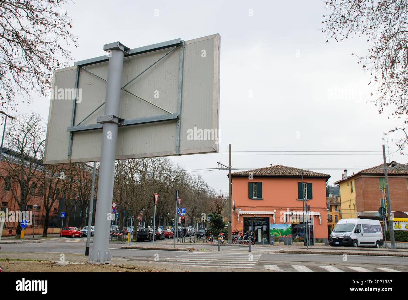 Grande pannel banner sulla strada con sponsor e campagne di marketing usi. Foto Stock