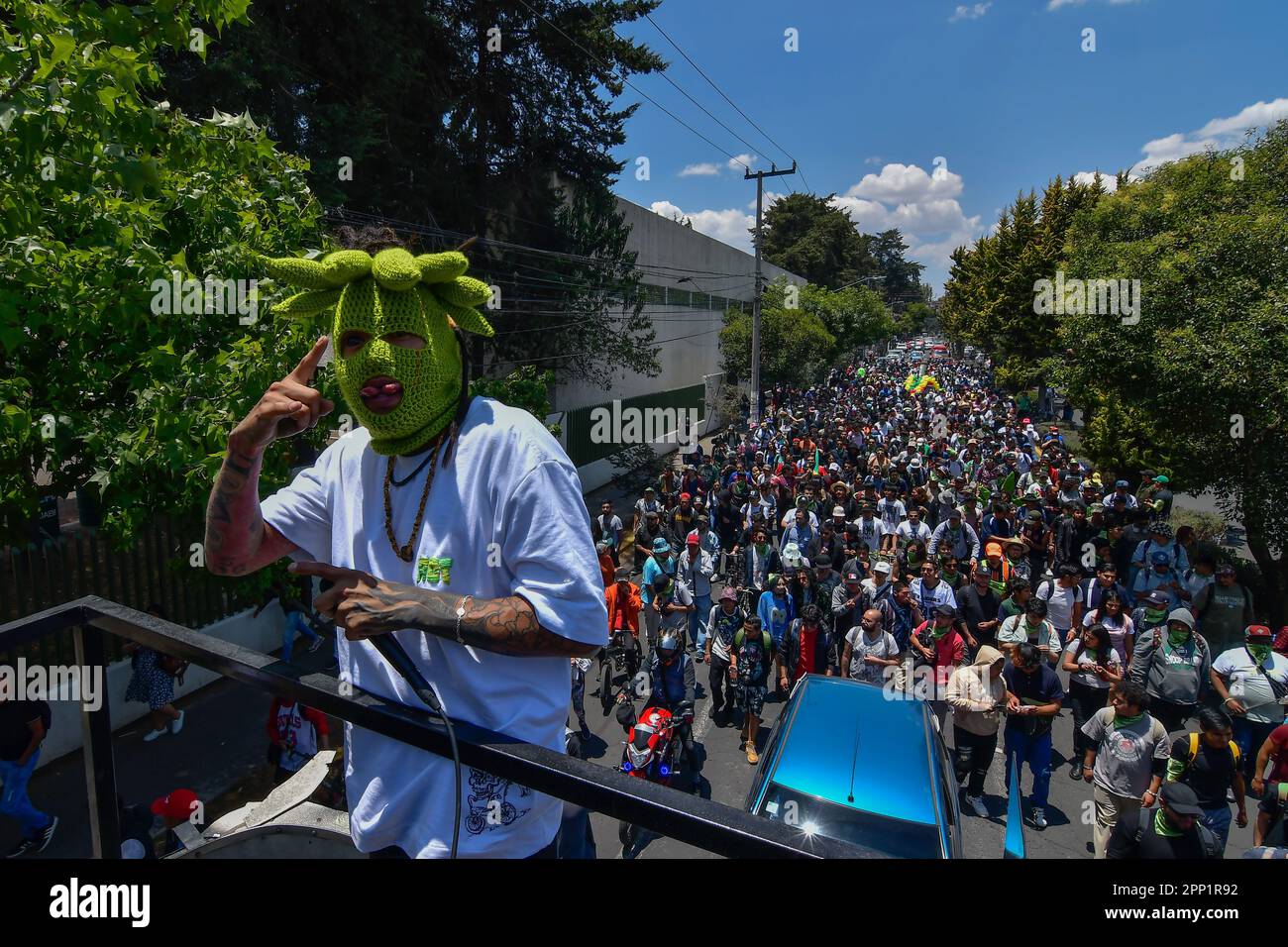 Toluca, Messico. 20th Apr, 2023. 20 aprile 2023 Toluca, Messico : migliaia di giovani e adulti sono scesi per le strade della città dove hanno partecipato alla camminata sulla cannabis del 5th in commemorazione della Giornata Mondiale della Cannabis, chiedendo la sua legalizzazione come pianta per scopi ricreativi. Il 20 aprile 2023 a Toluca, Messico. (Foto di Arturo Hernández/Eyepix Group/Sipa USA) Credit: Sipa USA/Alamy Live News Foto Stock