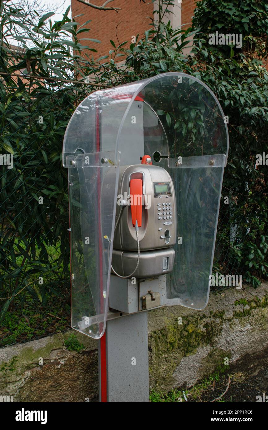 Armadio telefonico pubblico grigio sulla strada Foto Stock