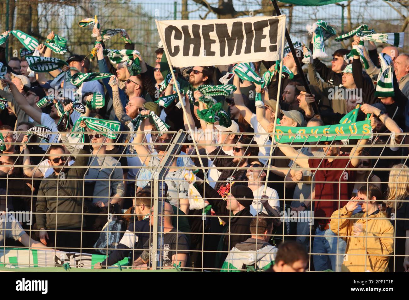 Berlin, Deutschland, 21, aprile 2023. Chemie Leipzig tifosi durante la partita tra Tennis Borussia Berlin vs BSG Chemie Leipzig, Regionalliga Nordost, Round 29. Credito: Fabideciria. Foto Stock