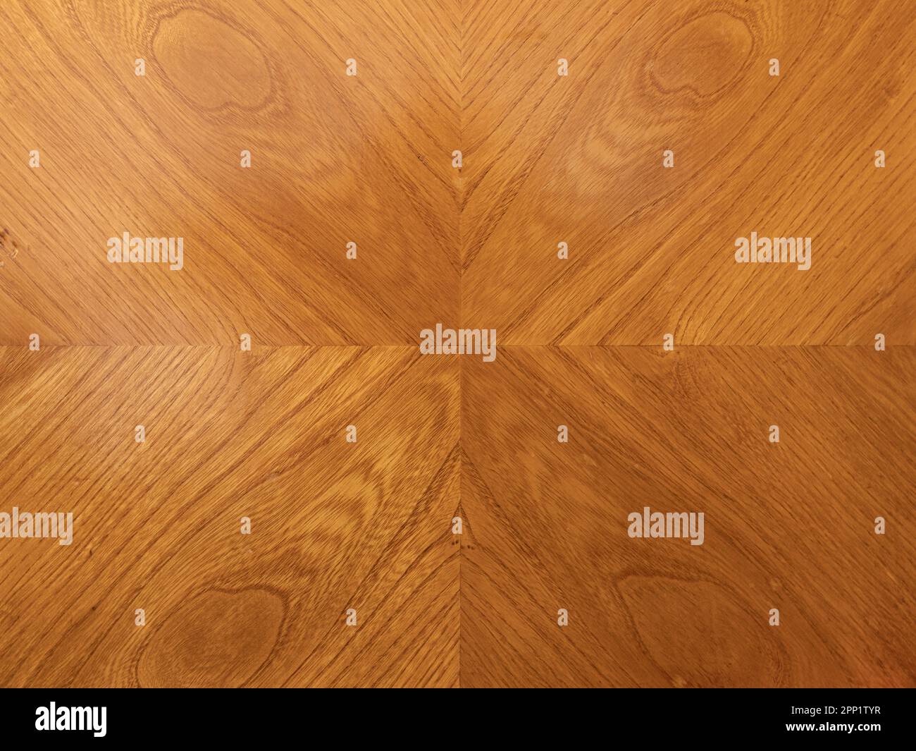 Impiallacciatura in legno con disegno simmetrico su mobili antichi. Prodotto artigianale tradizionale in materiale di legno. Sfondo astratto del grano di legno Foto Stock