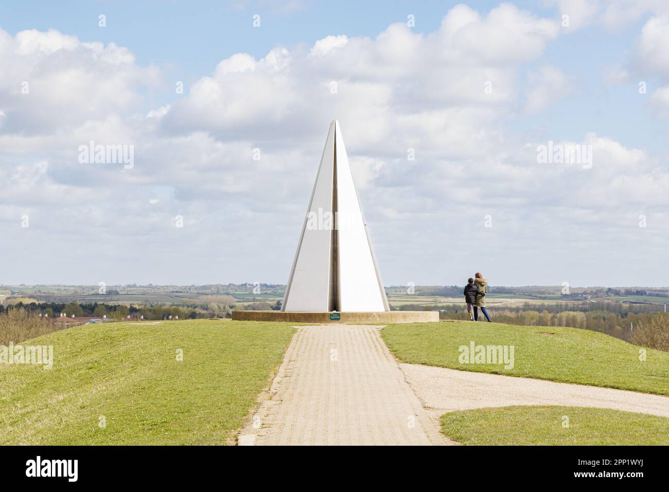 Milton Keynes, Buckinghamshire, Regno Unito - Aprile 2023: La Piramide leggera, una scultura metallica situata sul Belvedere, è illuminata in occasioni speciali. Foto Stock