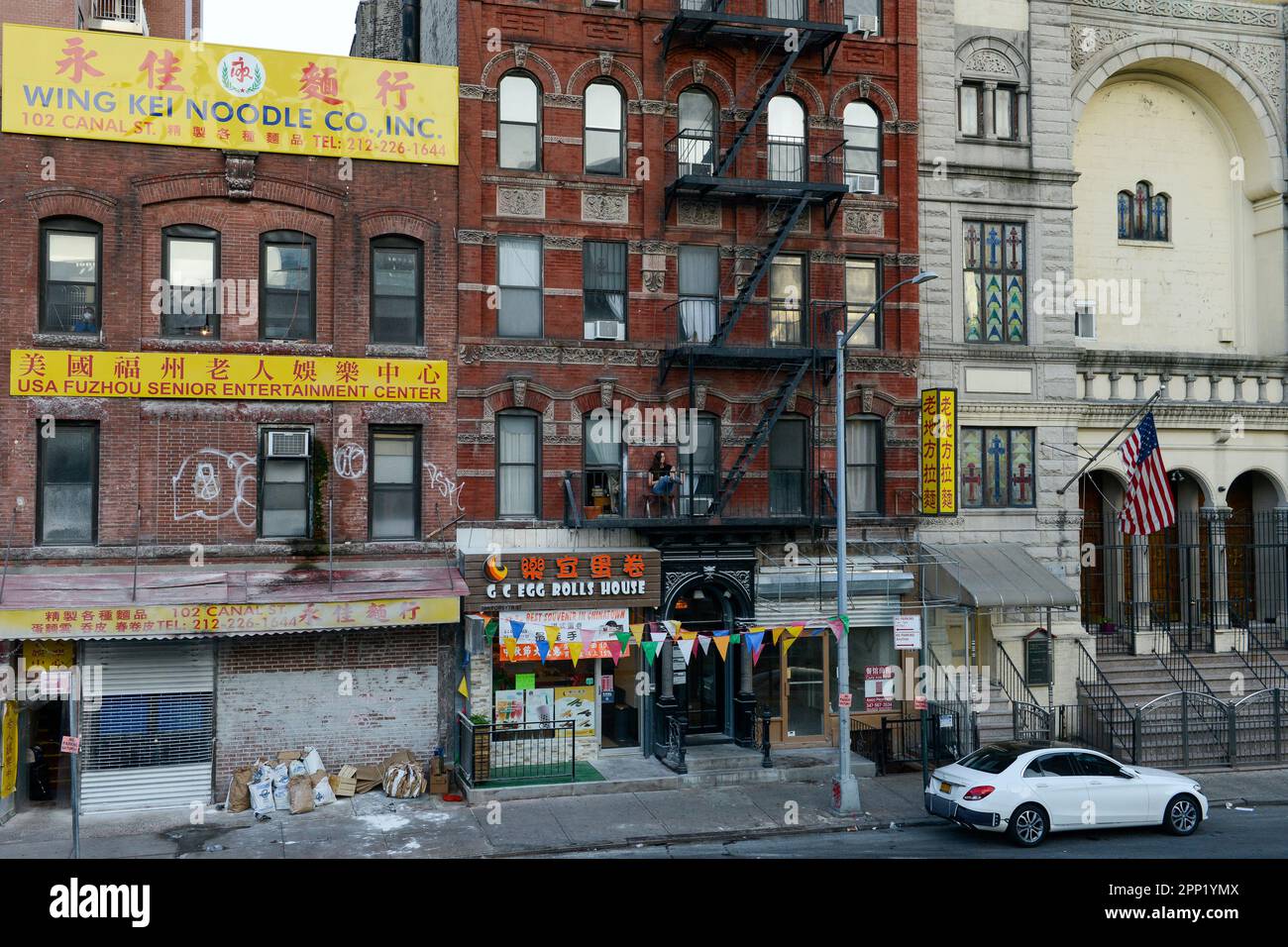 USA, New York City, Manhattan, Canal Street, China Town, vecchio edificio in mattoni rossi con fuga dal fuoco e compagnia cinese di noodle Foto Stock