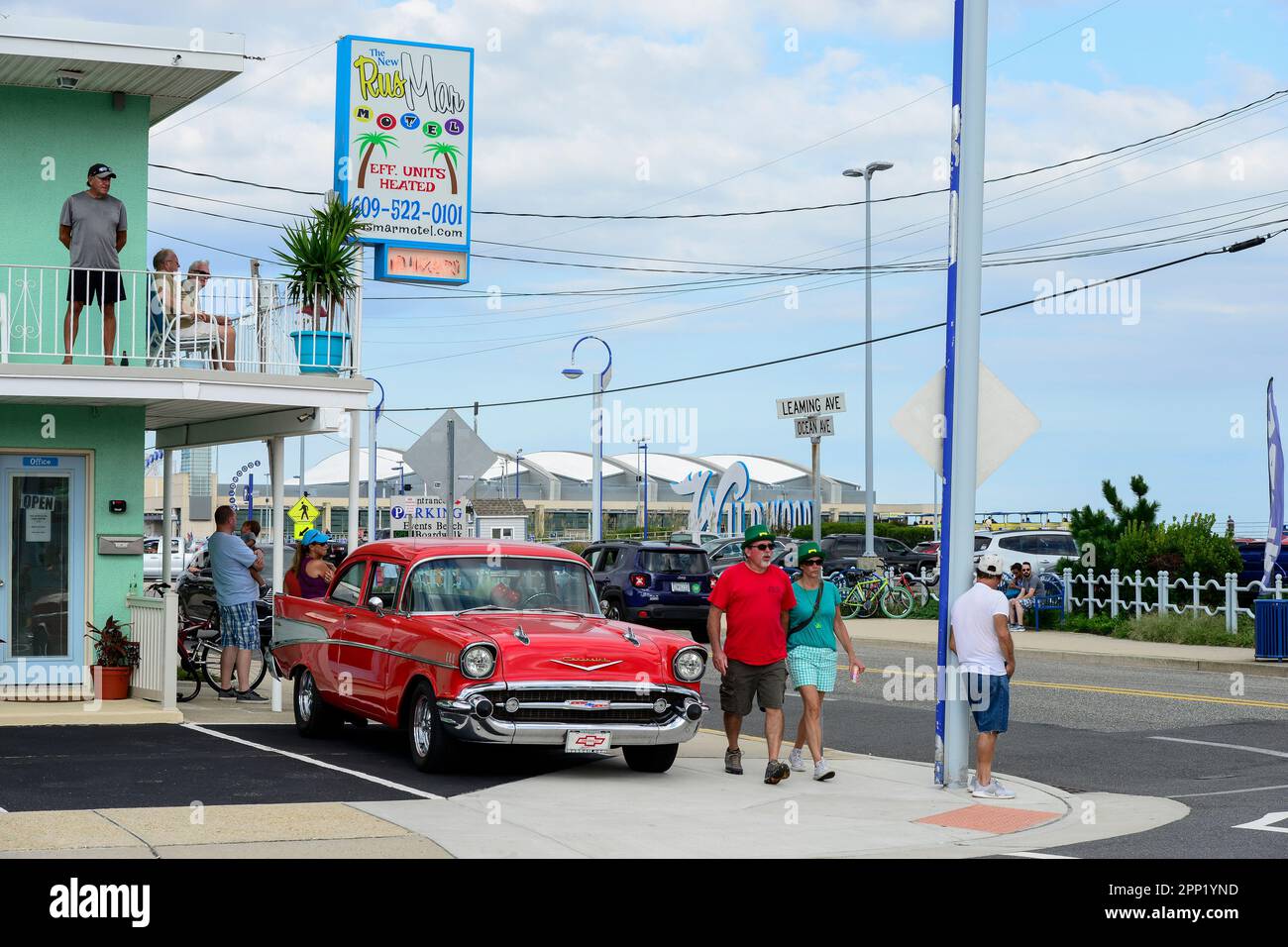 USA, New Jersey, Wildwood, sfilata di auto classiche, rosso lucido GM General Motors Chevrolet Bel Air al posto di parcheggio del Motel Rusmar a Ocean Ave, potrebbe essere a Havanna Cuba troppo Foto Stock