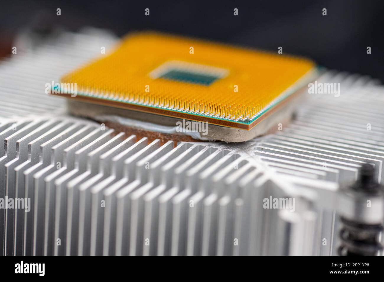 Parte posteriore di una CPU AMD socket AM4 montata su un refrigeratore Foto Stock