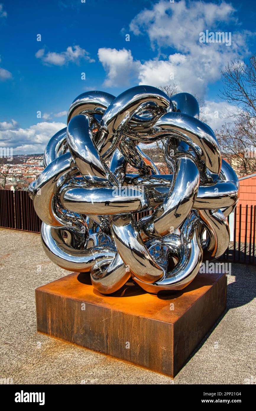 Sculture all'aperto di Lukas Rais al Bastion Garden chiamato Light Matter Shape and You. Foto Stock