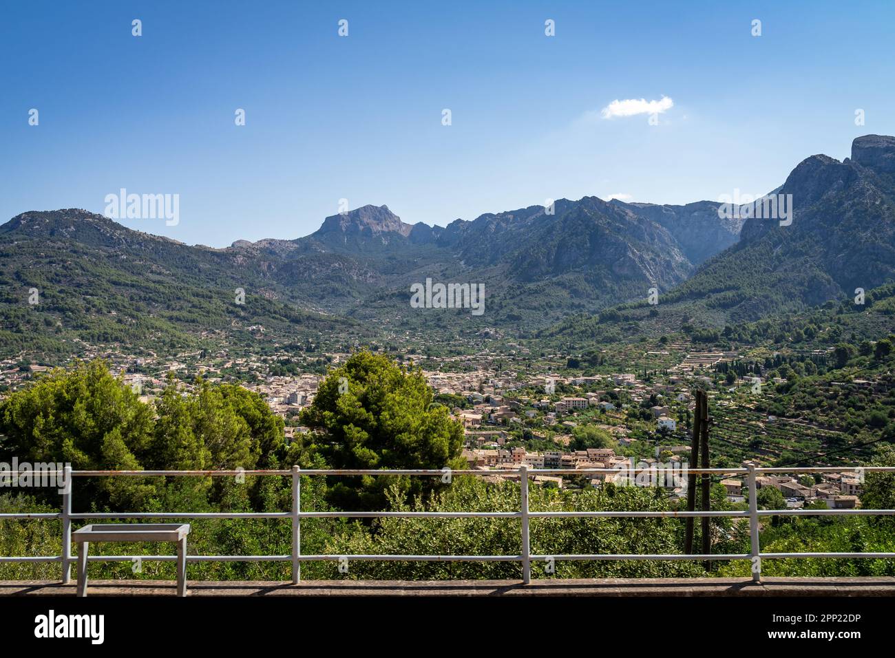 Paesaggio urbano di Soller con i Monti Tramuntana sullo sfondo Foto Stock