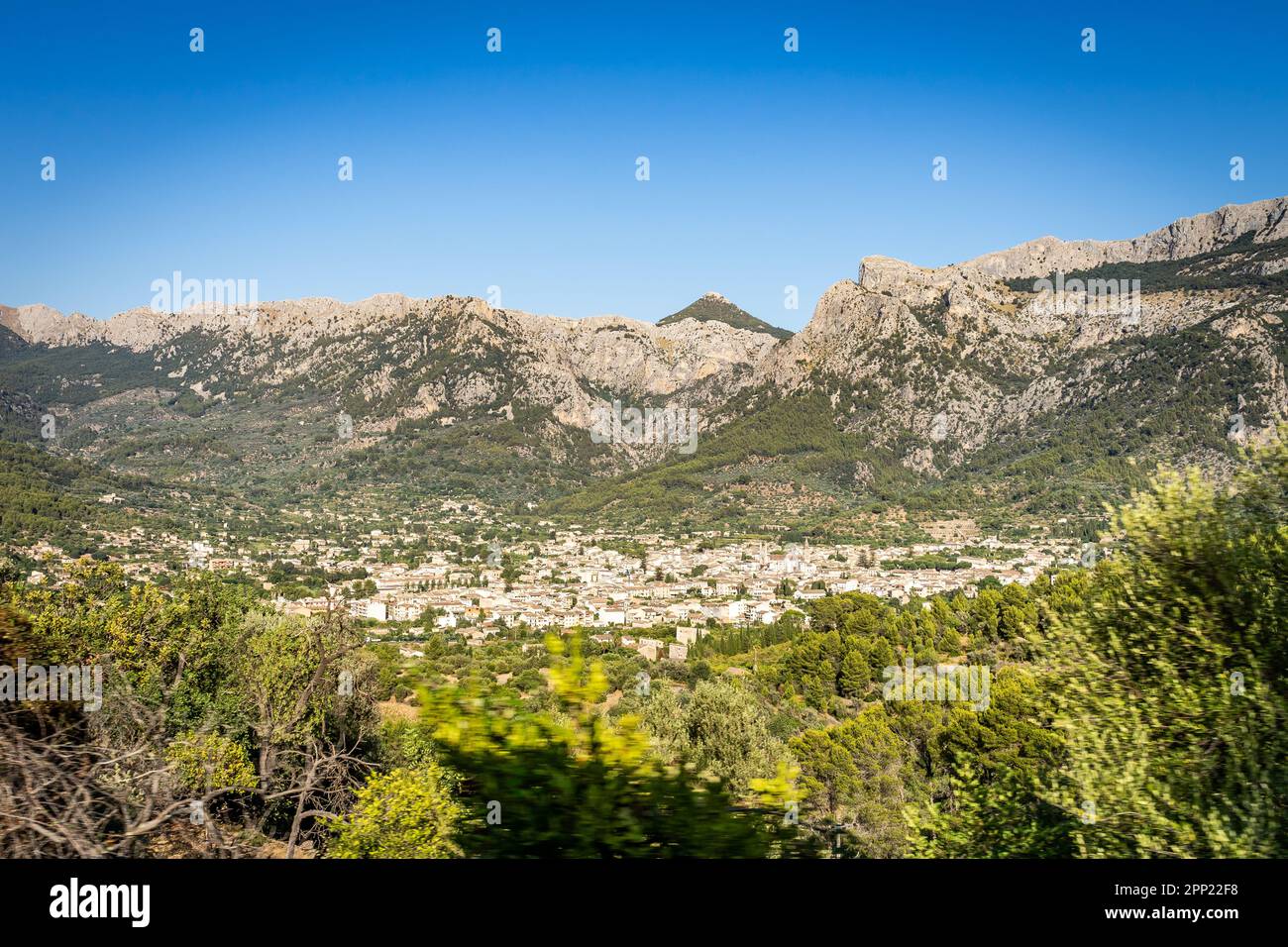 Paesaggio urbano della Valle di Soller con i Monti Tramuntana Foto Stock