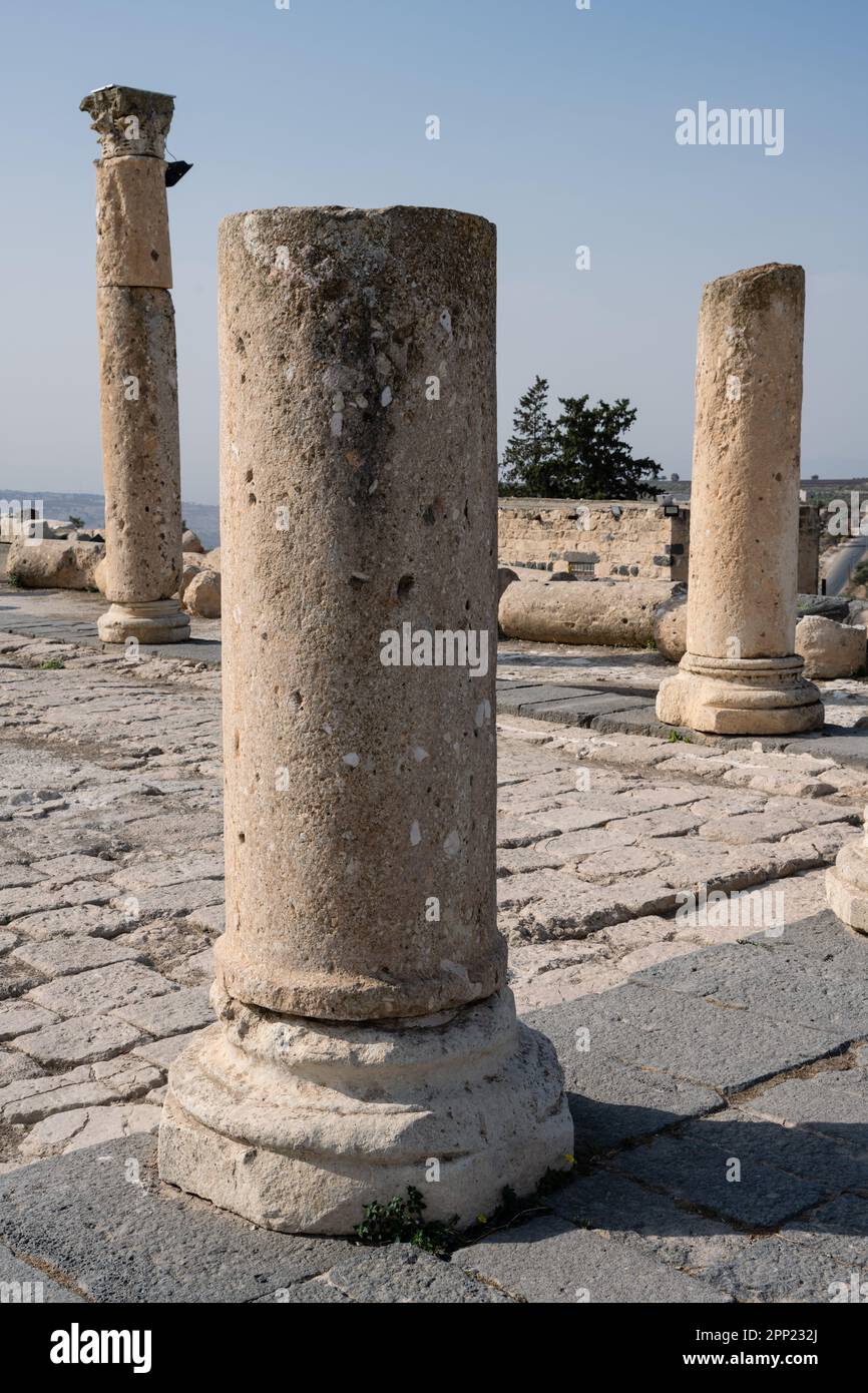 Colonna o colonna sulla terrazza della chiesa bizantina a Gadara o Umm Qais, Giordania Foto Stock